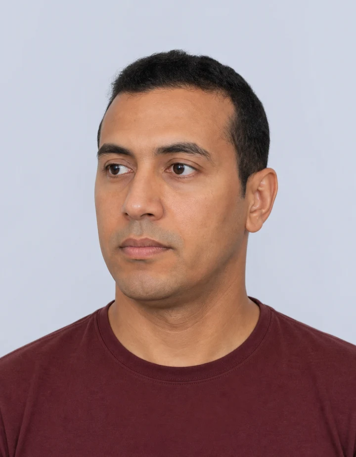 Photo à reprendre : visage tourné vers la gauche.